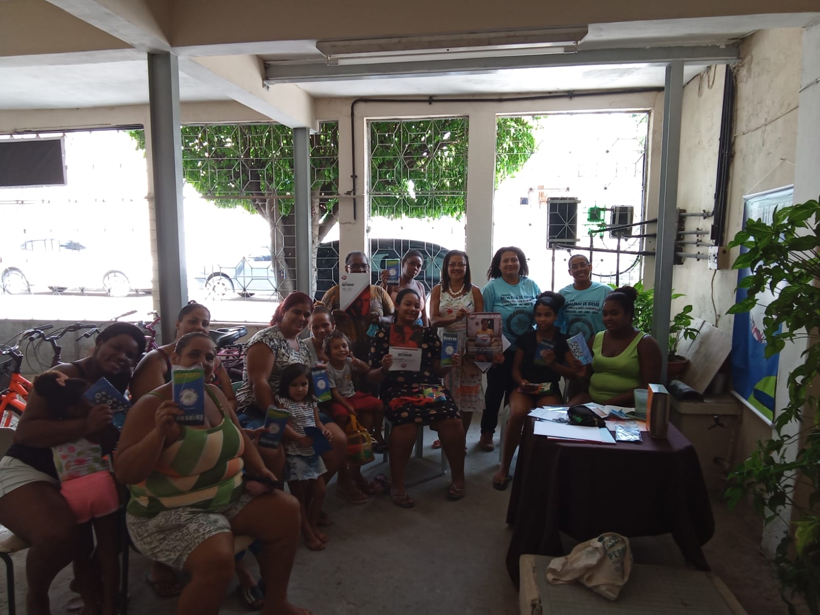 Participantes da roda de conversa com materiais educativos sobre prevenção de doenças